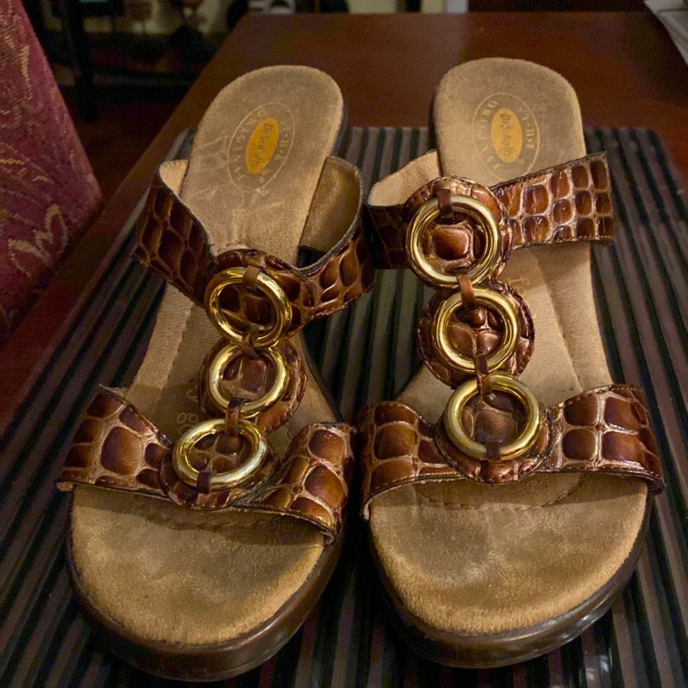 Women’s very comfortable Dr. Scholl’s wedge sandals.